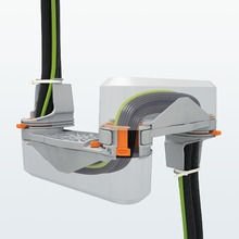 System prowadzenia kabli i przewodów do drzwi szafy sterowniczej